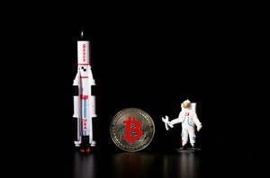Astronaut and Raumschiff mit goldener Bitcoinmünze