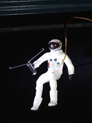 Astronaut mit einem Werkzeug in der Hand