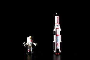 Astronaut und Raumschiff vor schwarzem Hintergrund