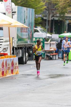 Äthiopier Jonas Kinde an der Verpflegungsstation beim Frankfurt Marathon