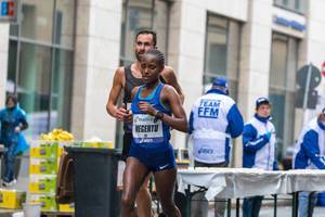 Äthiopierin Alemu Kebede Megertu auf der Strecke des Frankfurter Marathon wird zweite