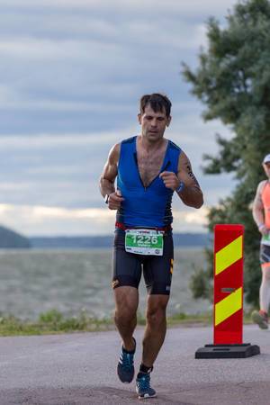 Athlet auf der Marathonstrecke, kurz bevor er den Ironman 70.3 in Finnland beendet