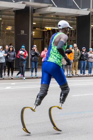 Athlet mit zwei Kunstbeinen nimmt am Chicago Marathon 2019 teil