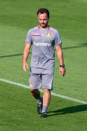 Athletik-Trainer und Fitnesscoach Daniel Jouvin in grauem Trainertrikot, beim Fußballtraining des Bayer 04 Leverkusen