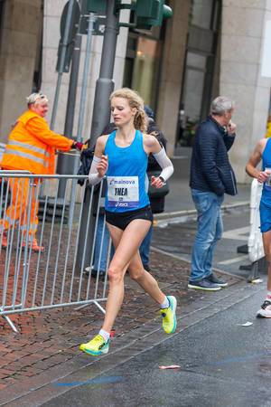 Athletin biegt beim Frankfurter Marathon ab