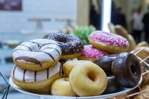 Atrian Bakers - Verschiedene OK Doughnuts in einer Schale