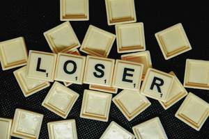 Aufgereihte Scrabble Spielsteine erbeten das Wort Loser