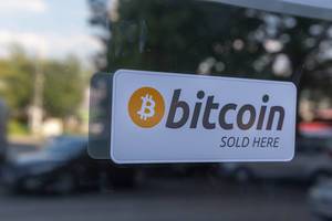 Aufkleber Bitcoin sold here auf dem Schaufenster