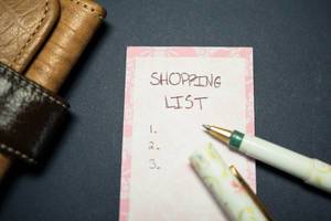 Auflistung von Artikeln in einer Einkaufsliste mit Stift