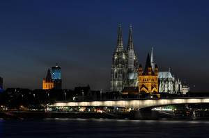 Aufnahme vom Kölner Dom zu blauer Stunde