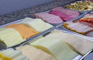 Aufschnitt an einem Buffet - Wurst und Käse auf Servierplatten