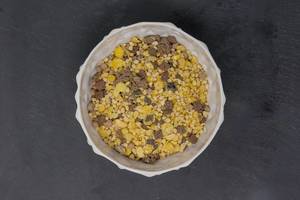 Aufsicht auf Kohlenhydratarmes Protein-Keks Schokomüsli von Layenberger auf schwarzer Schieferplatte