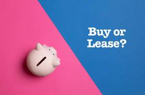 Auschfrift "Buy or Lease" - Kaufen oder Mieten? - neben einem rosa Sparschwein, auf pink-blauem Hintergrund