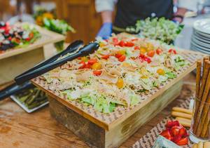 Ausgefallener Salat mit Tomaten und Chips