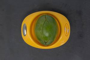 Ausicht einer Mango beim entsteinen