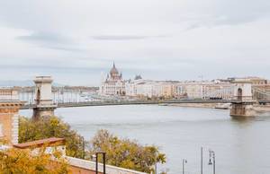 Aussicht über die Donau, die Kettenbrücke mit den zwei Triumphbögen und das Budapester Parlament