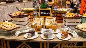Ausstellung von verschiedenen Brotsorten und Marmeladegläsern, an einem Büfett