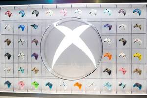 Ausstellung von Xbox One Kontroller in verschiedenen Farben