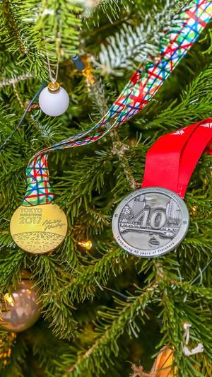 Auszeichnungen vom Tokyo und Chicago Marathon als Weihnachtsbaumschmuck
