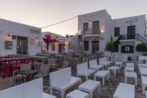 Außenmöbel auf der Veranda des mediterranen Restaurant- und Kneipenviertel in Naoussa auf Paros, mit der Bar Linardo, Barbarossa und Agosta