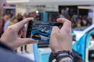 Autoblogger macht ein Foto mit dem Smartphone vom neuen Elektroauto Wey-X