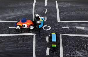 Autounfall mit Spielzeugautos. Symbolbild