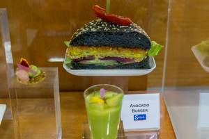 Avocado Burger mit schwarzem Brot