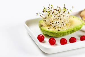 Avocado mit Microgreens, Zwiebeln und Preiselbeeren