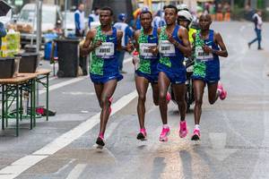 Aweke, Fikre, Dawit and Martin leading the Frankfurt Marathon: all from Ethiopia