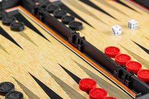 Backgammon Spielbrett mit schwarzen und roten Damen und Würfeln