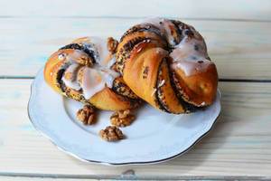 Bagels with poppy seeds and walnuts