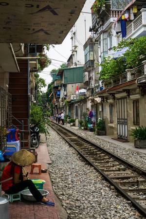 Bahnschienen In Hanoi, Vietnam durchqueren eine Wohngegend