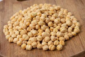 Baked Chickpeas on the wooden board (Flip 2019)