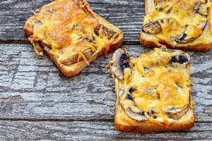 Baked sandwiches with mushrooms and cheese (Flip 2019)