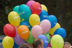 Ballons verschiedener Farben von DEVK