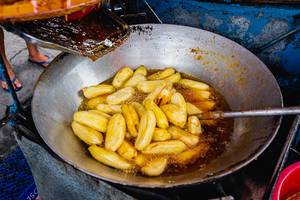 Bananas cooked in oil and sugar syrup