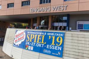 Banner heißt die Besucher herzlich willkommen am Eingang der internationalen Spieltagen SPIEL 19 bei der Messe in Essen