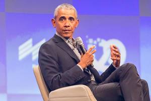 Barack Obama gestikuliert mit Mikrofon in der Hand, während des Interviews und Eröffnung der Start-up-Konferenz Bits & Pretzels