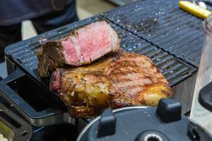 Barbecue auf der IFA: Rosa Fleisch, gegrillt und aufgeschnitten