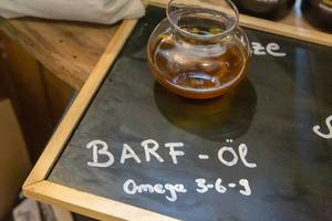 Barf-Öl in Glaskaraffe mit Omega 3-6-9 zur optimalen Fütterung, wird auf der Hundemesse 2019 in Köln vorgestellt