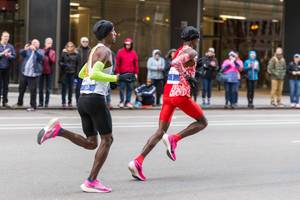 Bashir Abdi und Mo Farah beim 2019 Chicago Marathon: diesmal wurde Abdi Fünfter und Farah, der letztes Jahr in Chicago der schnellste gewesen war, erst Achter