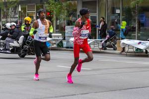 Bashir Abdi und Sir Mo Farah sind während des 2019 Chicago Marathons lange nebeneinander gelaufen. Sir Mo wurde aber am Ende Achter. Abdi wurde Fünfter und Erster der Europäer