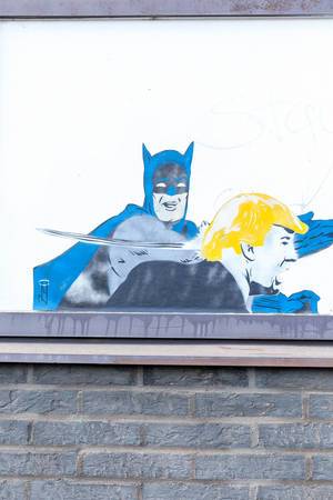 Batman verabreicht Donald Trump eine Ohrfeige (Graffiti)