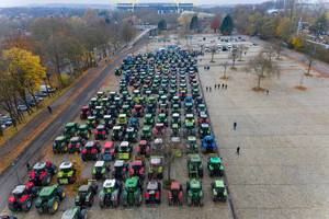 Bauernprotest: Luftbild zeigt Trecker-Konvoi auf dem Parkplatz am Remydamm, Dortmund