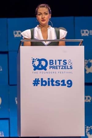 Bayerische Staatsministerin für Digitales Judith Gerlach repräsentiert als Sprecherin auf der Bits & Pretzels Gründermesse das Thema Founders For Future