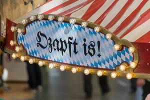 Bayerisches Oktoberfest Schild "Ozapft is!"