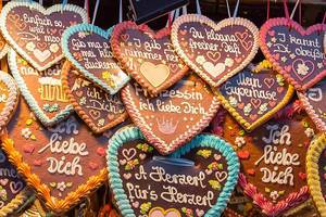 Bayrische traditionelle Süßigkeiten und Pfingstmarkt-Mitbringsel