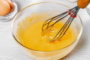 Beat egg yolks with sugar, vanilla and cinnamon in a glass bowl with a whisk (Flip 2019)
