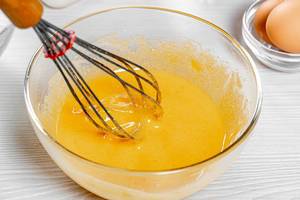 Beat egg yolks with sugar, vanilla and cinnamon in a glass bowl with a whisk