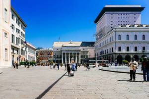 Beautiful sunny square in Genova / Schöner sonniger Platz in Genua